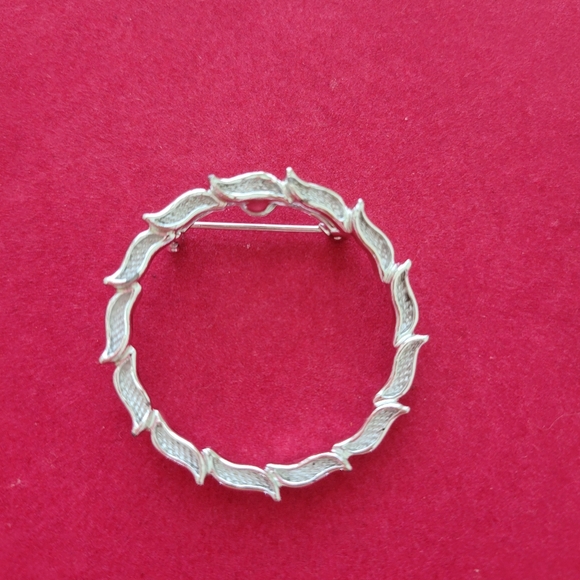 Vintage Signed GERRYS Brooch Pin Fairy Circle Leaf Wreath Silver-Toned 1-3/4" - Picture 1 of 4
